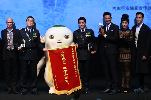 主要演员与胡巴合影.jpg