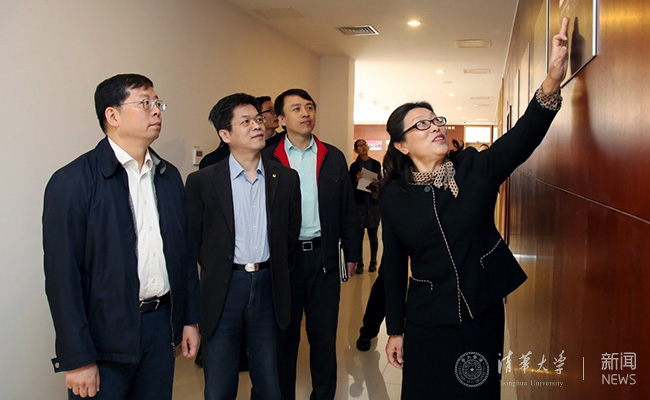 邱勇调研艺术教育中心 石加东 摄.jpg