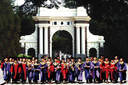 学生站在门口.jpg
