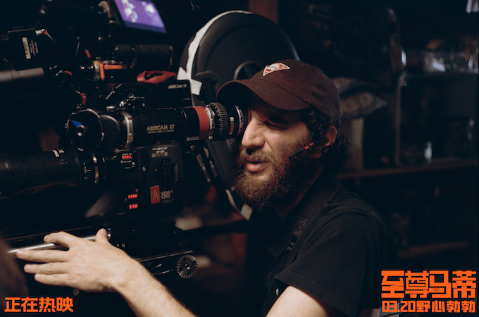 1、电影《至尊马蒂》幕后花絮照 导演 乔什·萨弗迪.jpg