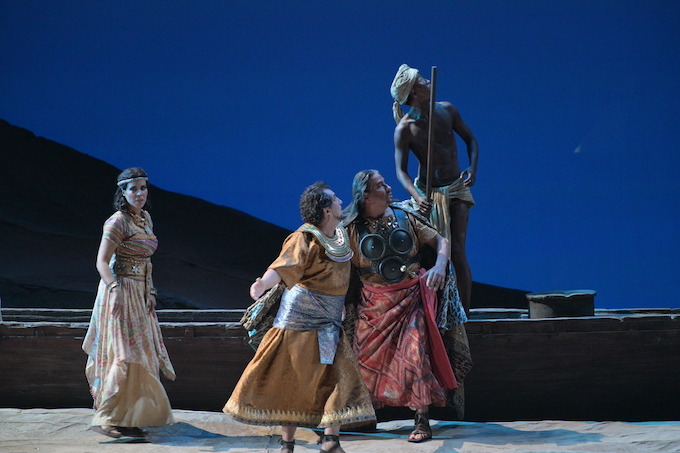 20231101歌剧院-国家大剧院制作威尔第歌剧《阿依达》国际组首演-左起-苏珊娜·布朗齐尼饰阿依达、豪尔赫·德·莱昂饰拉达梅斯、达利博尔·耶尼饰阿摩纳斯洛 (85)-摄影凌风.jpg